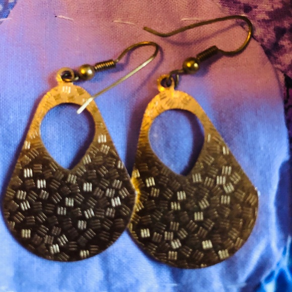 Vintage Earrings, Flower Basket Butterfly, Garden - Picture 6 of 11